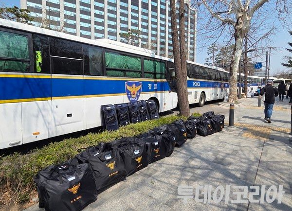  ‘尹 파면 선고’에 경찰버스 유리 파손한 30대, 구속 송치