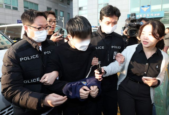  '尹 파면에 격분' 경찰버스 유리창 부순 30대 구속송치