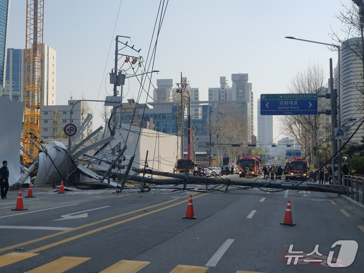 영등포 건설 현장 크레인 <b>사고</b>로 <b>전신주</b> 붕괴