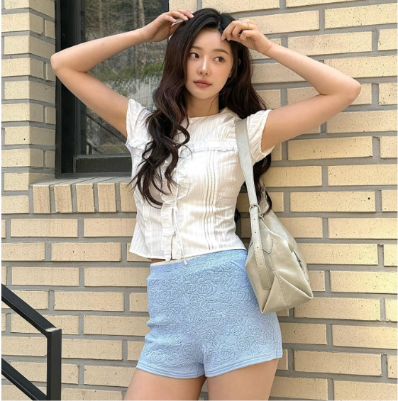  한눈에 반하는 이시안 발레코어룩 패션 블라우스 팬츠 어떤거?