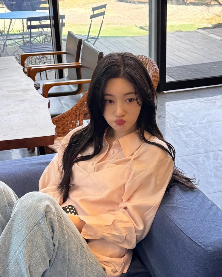  봄날의 러블리함이 깃든 핑크 컬러의 온앤온 셔츠 타입 뷔스티에 블라우스 코디 추천 w. 정채연
