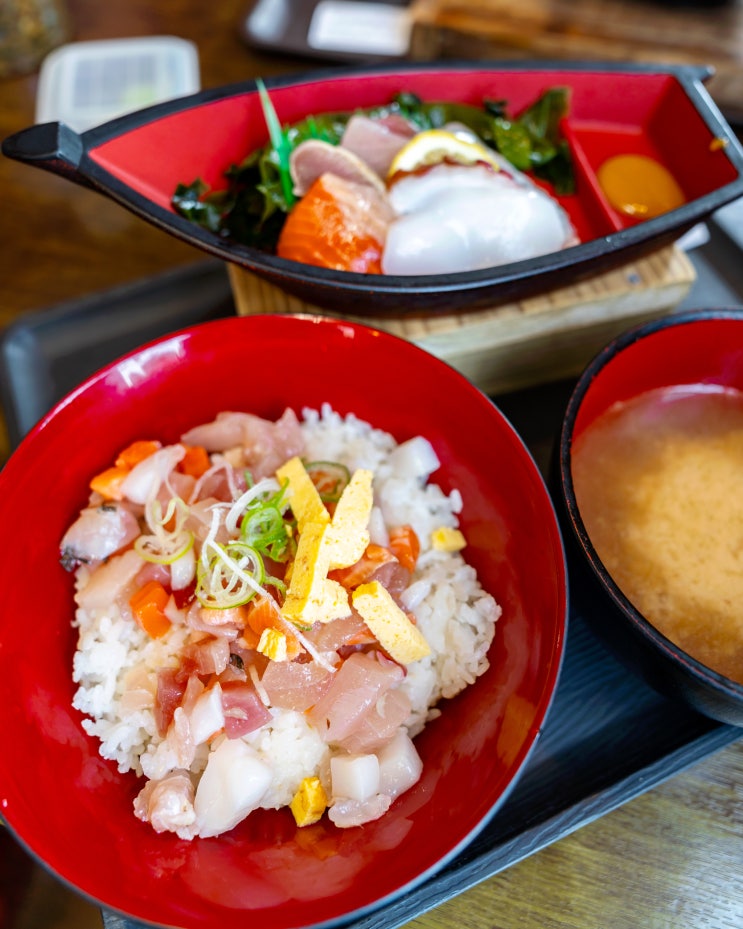  오키나와 북부 맛집: 츄라우미 수족관 근처, 민나섬 선착장 앞 회덮밥 by 석영작가