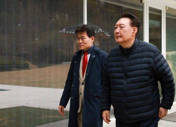  전한길 "친구는 쓰레기라 하고 아내는 이혼하자 해" 호소