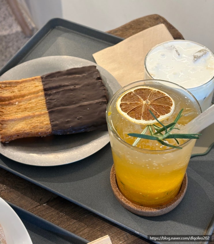  베트남 코코넛커피 재현한 올라운드커피 합정 베이커리맛집