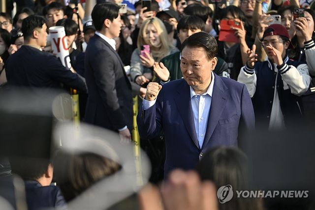  '파면 퇴거' 尹, 빨간 모자에 또 주먹 불끈…민주 "후안무치"(종합)