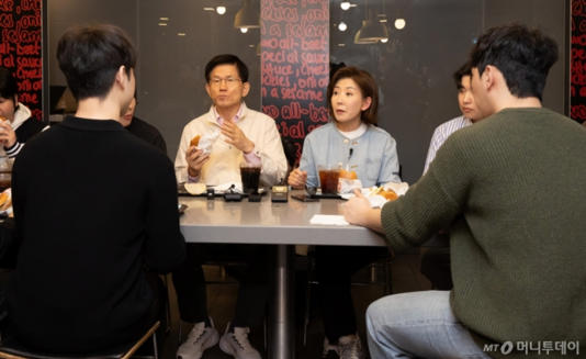 “햄버거 먹고 청년 마음도 잡을 수 있을까?” <b>김문수</b>·<b>나경원</b>... 