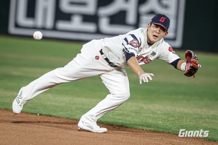 엇갈린 길 걷고 있는 롯데 베테랑 내야수 김민성과 <b>노진혁</b>