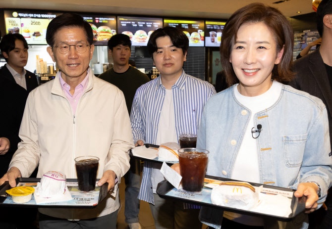 대선 출마 <b>김문수</b>·<b>나경원</b> 햄버거 회동하며  만나는 이유?... 