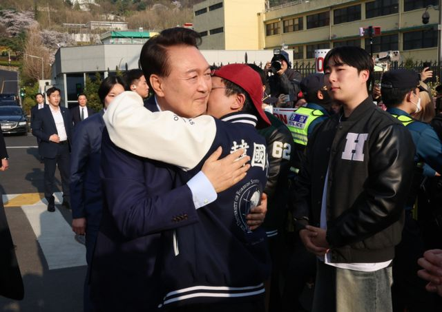  서초동 복귀한 윤석열… 지지층 결집 속 정치적 존재감 과시