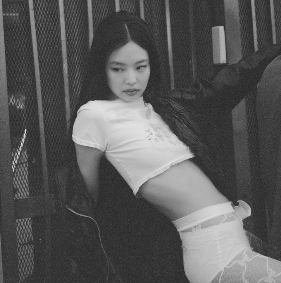  제니 옴므걸스 파격적인 노출 화보와 무대의상 패션
