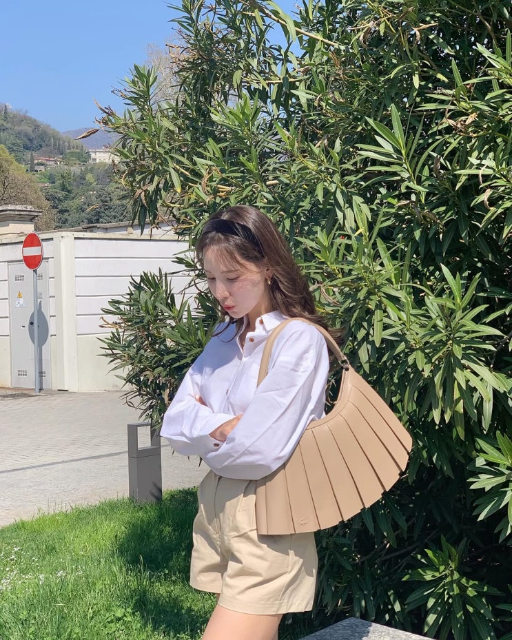  라코스테의 신상 여자 가방으로 흔하지 않은 플리츠 디자인의 데일리백으로 30대 여성에게 사랑받는 토트백 추천 w. 이나연