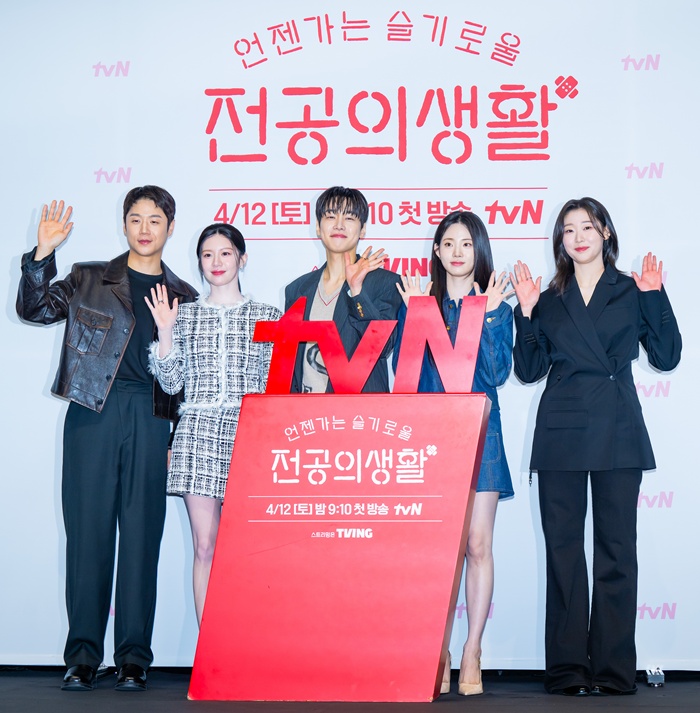 '<b>언슬전</b>' <b>고윤정</b>, 무뚝뚝함 속에 숨겨진 진심! 비호감 전공의... 