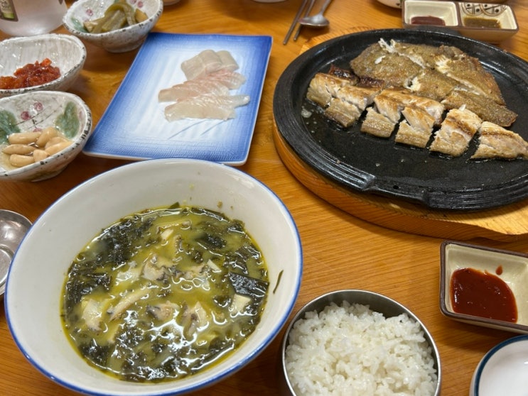  동해 영빈관횟집 | 동해 한섬해변 인근 한정식 맛집, 전복 우럭미역국 회 생선구이 정식