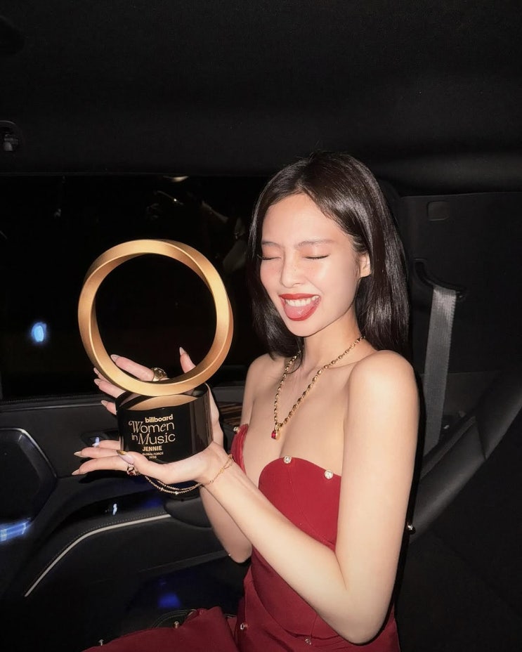  패션의 완성은 제니를 참고해! 다시금 불러오는 레드립의 유행