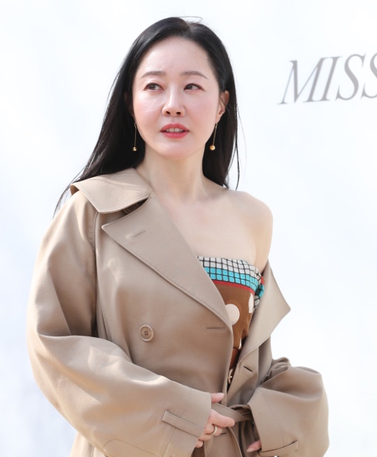  . **연기파 엄지원, 알고 보니 재벌가 딸! 161억 원 대기업의 비밀은?