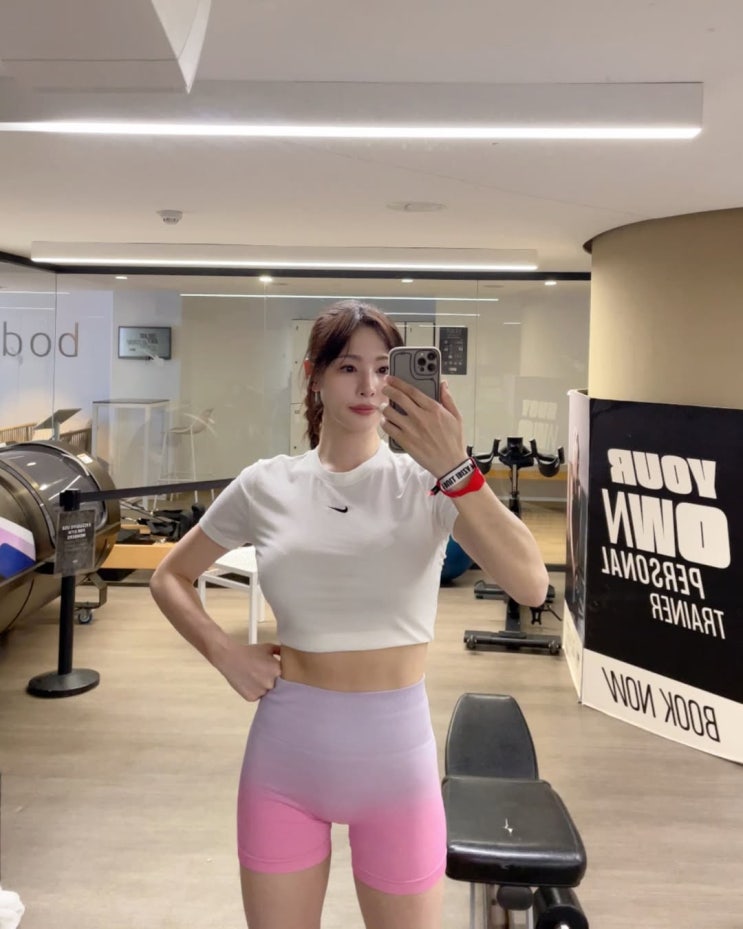  복근 실화? 신수지, 헬스장에서 흰 크롭탑+핑크 쇼츠 운동복으로 열정 뿜뿜