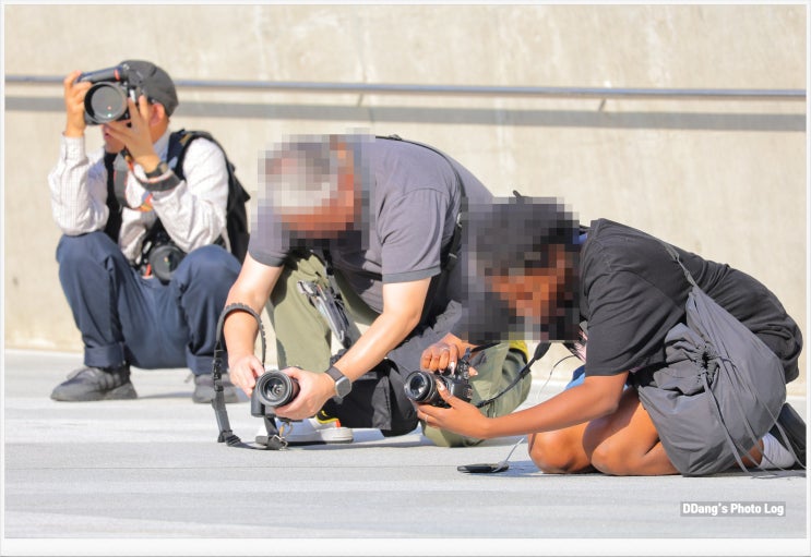  사진이 흔들리는 이유? 올바른 카메라 잡는 법과 촬영 자세, 스트랩 활용 팁