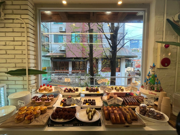  신논현역카페, 강남역카페 | 분위기 맛집인 어퍼앤언더에서 디저트 한입