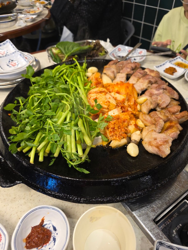  연신내 맛집 진짜무쇠삼겹: 삼겹살과 계란찜, 미나리, 그리고 셀프 볶음밥의 완벽한 조화!