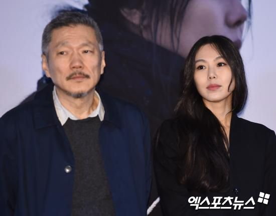 '득남' 홍상수, 김민희와 韓 극장 복귀…신작 '그 자연이', 5월 개봉 확정