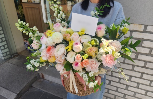  인사동 갤러리 경인미술관 전시회로 배송해드린 전시축하 풍성한 꽃바구니