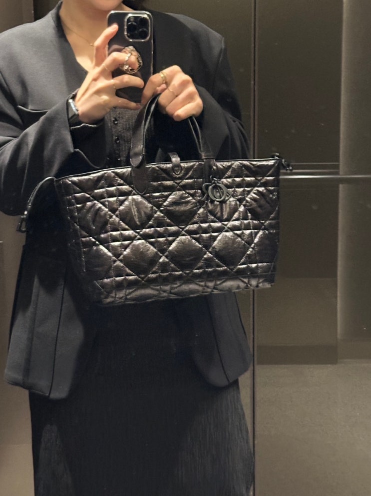  디올 뚜주흐 매크로까나쥬 크링클 올블랙 미디엄 사이즈 여의도 더 현대 구매