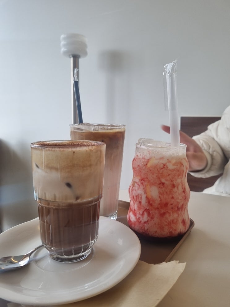  야당역 기찻길 감성카페 훈커피 – 커피가 진짜 맛있는 곳!