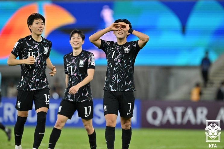 한국 U-17 대표팀, 타지키스탄 꺾고 4강 진출! 17일, 23년 만의 아시안컵 우승 향해 사우디와 격돌 한국 U-17 대표팀, 타지키스탄 꺾고 4강 진출! 17일, 23년 만의 아시안컵 우승 향해 사우디와 격돌