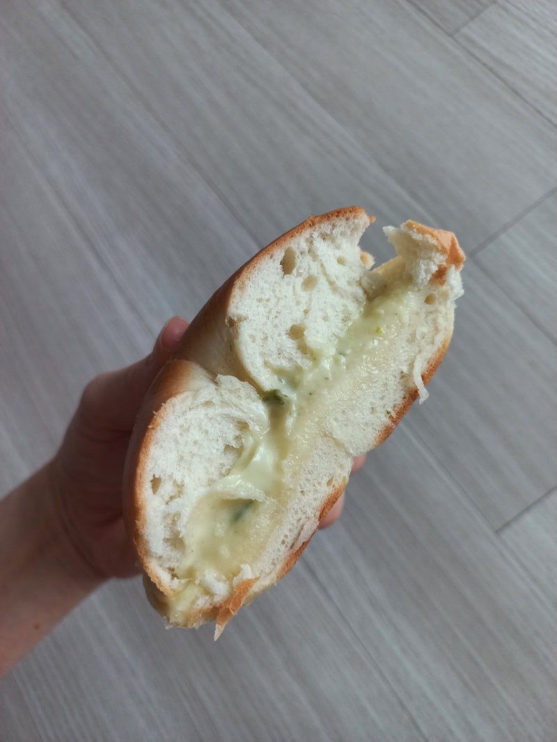 풀무원 대파 크림치즈 베이글 샀다.