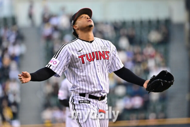<b>LG</b> 트윈스, 팀 노히트 노런... 부활투, <b>삼성</b>에 3-0 <b>완승</b>! [잠실... 