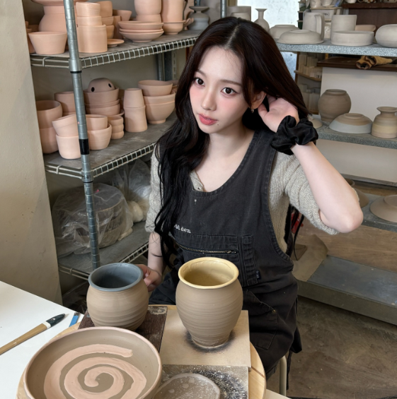  도자기 공방 여친룩 카리나 니트 탑 패션