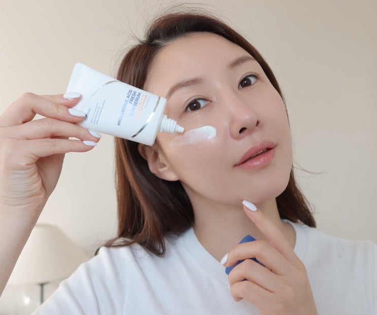  산뜻 촉촉한 선크림 추천 이즈앤트리 히알루론산 프레쉬 수분진정 선세럼