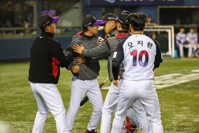 배치기 까지...KBO, LG <b>염경엽 감독</b>에 <b>제재금</b> 200만원 결정... 
