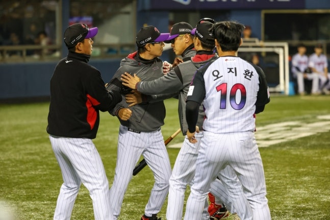 심판에 욕설 항의! 배치기 까지...KBO, LG 염경엽 감독에 제재금 200만원 결정 / 염경엽 감독 퇴....