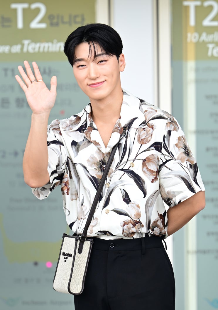 ATEEZ <b>에이티즈</b> 산 공항 출국 패션! 돌체앤가바나 옷 셔츠... 