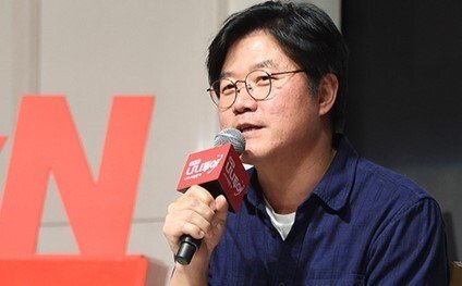 "비행기 <b>만취 승객</b> 온몸으로 막아"...<b>나영석</b>PD, '훈훈' 미담... 
