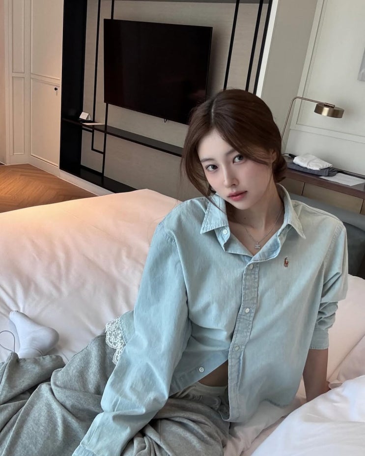  청순미 느낌 아는 강혜원의 봄날에 입기 좋은 폴로 랄프로렌 샴브레이 셔츠 코디