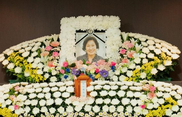 김혜자 영정사진 바라보며 이정은 눈물 (천국보다 아름다운)