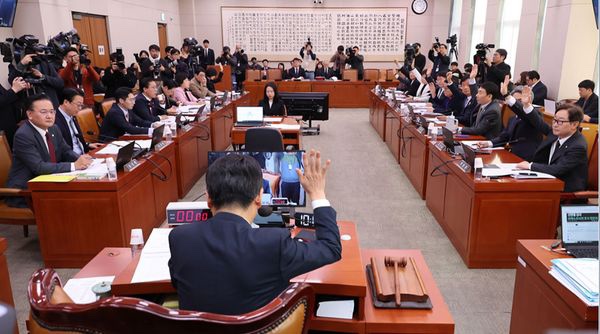  "정치 뉴스 보기 싫어서요"…국민 34%가 뉴스 보이콧 선택한 이