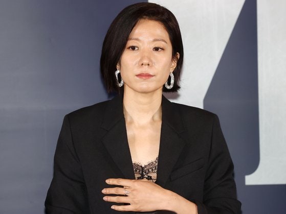 배우 전혜진: 현실을 담아내는 깊이 있는 연기의 대가