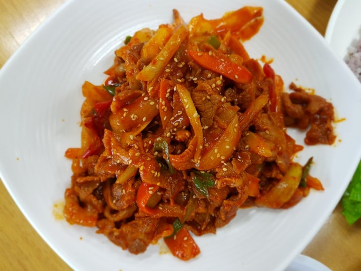  싸카스포츠 구내식당 오늘의 점심 메뉴! 맛있는 제육볶음과 상추쌈. 그리고 황태 콩나물국까지