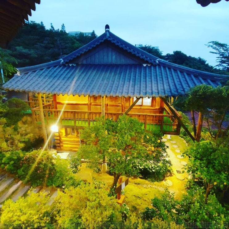  거제도 여행 최고의 숙박지! 시간이 지날수록 매력적인 바다가 보이는 한옥펜션 소낭구펜션