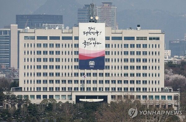  [이슈] 尹 호위무사 김성훈, '연판장 사태'에 이달말 사퇴.. 경찰, 대통령실 한남동·공관촌 전격 압수수색
