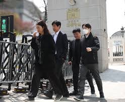 “5시간째 <b>대통령실 압수수색</b> ‘대치’…경호처는 왜 막았나?”
