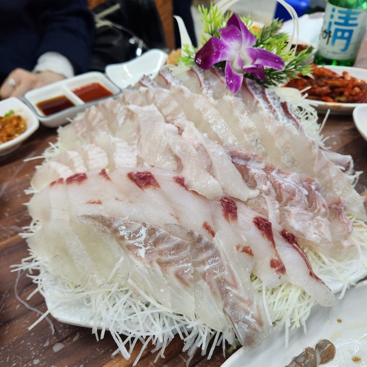  가락시장 회센터 초장집보다 더 푸짐하게 먹을 수 있는 '고흥상회'