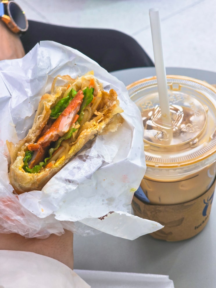  [250404-250406] 중국 상하이 2박 3일 여행 마지막날 ① 중국 아침 길거리 음식, luckin coffee, 푸동공항 2터미널 우육면, 아시아나 OZ364