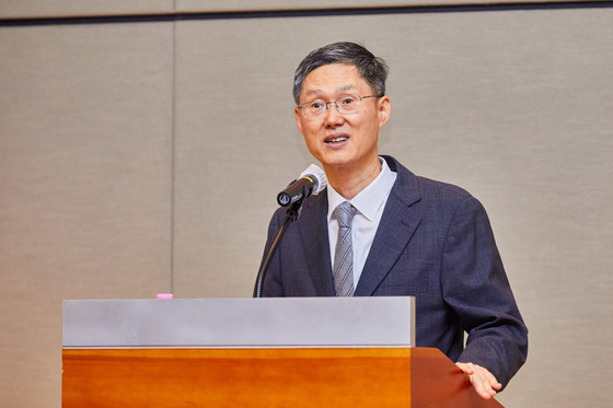 <b>문형배</b> 헌재소장 <b>권한대행 퇴임</b> 전날 "尹 탄핵 선고, 모순은... 