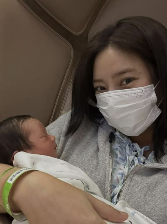 <b>손담비</b>, <b>득녀</b> 소감 & 딸 '따봉이' 공개! "우리 삶에 찾아온 기적"