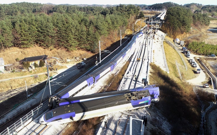 <b>KTX</b>와 <b>승용차</b>의 <b>충돌</b>, 용산 <b>서빙고역</b>에서 발생한 사고의 전말