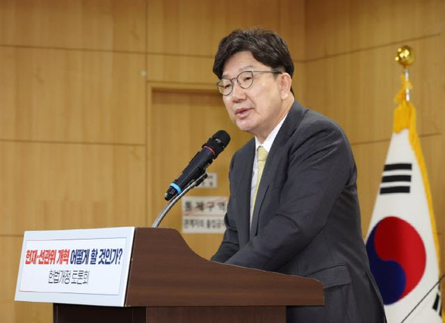 민주 "기자 손목 잡아끈 권성동 사퇴하라"…국힘 "신체 위협"